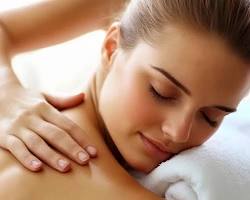 Imagem de Uma pessoa recebendo acupuntura em um ambiente tranquilo com iluminação suave