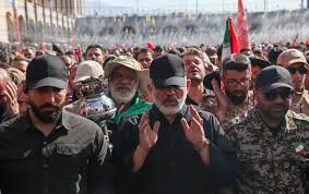 عکس/ اقامه نماز سردار وحیدی بر پیکر رهبر شهید