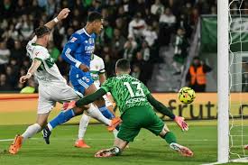 Real Madrid Sufre En Elche Para Salvar Un Punto Y El Liderato