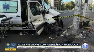 Paciente morre após ambulância perder o controle e bater em poste