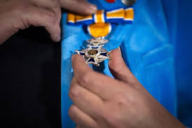 Lintjesregen: acht mannen en vier vrouwen in Hengelo krijgen koninklijke onderscheiding