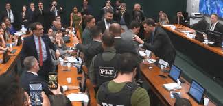 Câmara suspende sessão após discussão generalizada entre deputados