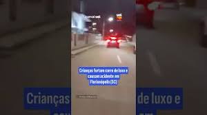 Crianças furtam carro, dirigem em alta velocidade e batem em moto em SC