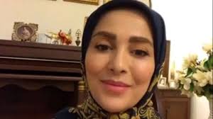 فیلم رقص کردی خانم مجری ژیلا صادقی هنگام پخش آهنگ کُردی / به وجد آمدن خانم بازیگر با شنیدن آهنگ محلی در صدا و سیما