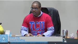 Dallas Mayor Eric Johnson, other council members sport 'TCU Sucks' shirt at 
Dallas city council briefing