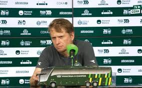 Veja o que o técnico do Coritiba disse sobre o desejo do Flamengo por adiamento