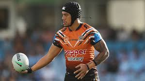 Live: Wests lose key half in frenetic opening period at Shark Park