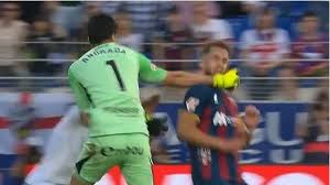 El exportero de la selección argentina golpea a un rival en la cara.