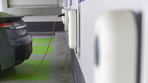 Stroomprijs duikt dieper onder nul dan ooit tevoren