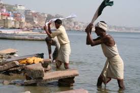 岩に叩きつけて服がﾎﾞﾛﾎﾞﾛに…