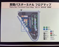 那覇バスターミナルを後にする家族の画像