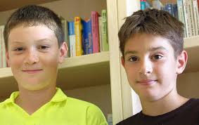BZ-PORTRÄT:Niklas Vetterer und Tim Fix, zwei elfjährige Buben, organisieren die Bücherei von Maulburg im Wiesental. - 35121321