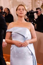 See How Jessie Buckley’s Red Carpet Style Evolved From Eccentric to Elegant