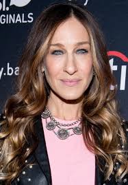 Sarah Jessica Parker 2024 Hellblond Haar & Beach-Frisur Haarstil.
