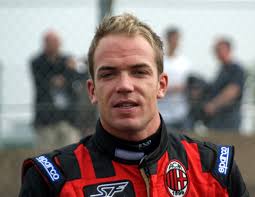 Robert Doornbos keert terug in de Superleague Formula. De Rotterdammer treedt toe tot de Braziliaanse voetbalclub Corinthians. Robert Doornbos heeft al veel ... - robert_portret