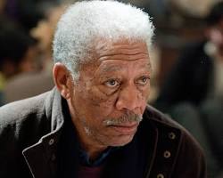 Morgan Freeman Lucius Fox olarak resmi