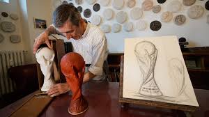 Quem desenhou o icónico troféu do Mundial de futebol da FIFA?