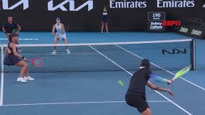 Luisa Stefani arranca virada e vai à semifinal de duplas mistas no Australian Open