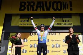 “Fantastisch, ik ben aan het trillen van de emoties”: Remco Evenepoel geniet na straffe ritzege in de Tour, Pogacar ziet hem nu al als ‘pain in the ass’