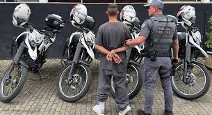 Adolescente procurado pela Justiça é apreendido pela Polícia Militar no bairro Ipiranguinha, em Ubatuba, SP