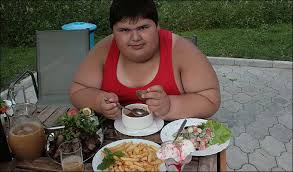 Resultado de imagem para gordos a comer na rua