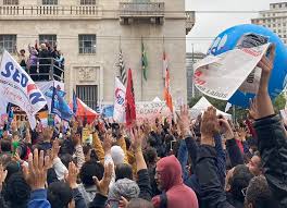 Educadores municipais de São Paulo votam a continuidade da greve