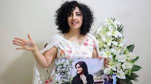 نرگس محمدی از سوی دادگاه انقلاب مشهد به ۷ سال و نیم حبس و ۲ سال تبعید محکوم شد
