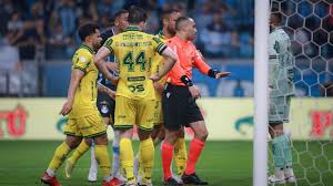 Mirassol foi prejudicado? Simon analisa gol anulado contra o Grêmio que rendeu polêmica