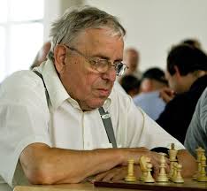 IM Pavel Šimáček v partii s Vladimírem Hadrabou, v pozadí Zdeněk Maršálek a IM Josef Přibyl (autor: Vladimír Jagr, zdroj: nss.cz) - nsc-2011-fejfaruv-memorial-5