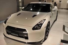 VIDEO SPESIFIKASI HARGA NISSAN GT-R 2013 TERBARU [FOTO] Video Adu Cepat Nissan GT-R VS Pesawat Tempur