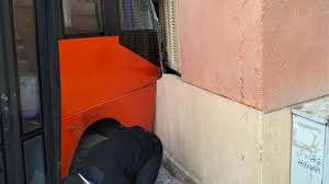 بسبب عطل في الفرامل.. حافلة مدرسية تقتحم منزل أسرة مصرية