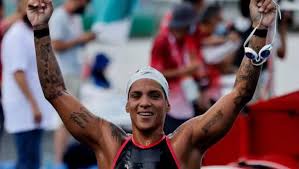 Campeã olímpica, Ana Marcela Cunha bate recorde sul-americano na travessia do Canal da Mancha