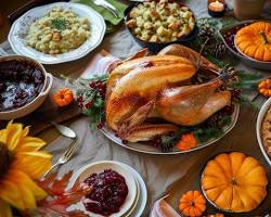 Imagen de Una mesa con un pavo asado, puré de papas, salsa de arándanos y pastel de calabaza