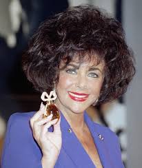 Photo : Elizabeth Taylor Fp Taylor Elizabeth Per Old - elizabeth-taylor-as-she-holds-special-edition-of-eyes-1724629900