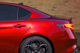 アルファロメオの「ジュリア クアドリフォリオ」どんなクルマ？ 全長4.6mサイズでV6ツインターボ搭載の「高性能モデル」に注目！