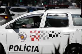 Delegado é parado com sinais de embriaguez após bater em viatura da PM