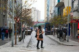 Frente fria e ciclone provocam virada no tempo no Paraná; Curitiba terá chuva e queda de temperatura