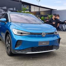 VW ID.4 chega por R$ 299.990, aprende a estacionar na sua vaga e pode ‘acordar’ o motorista