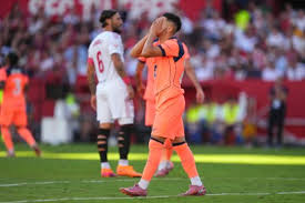 Lewandowski falla penal y Barcelona cae 4-1 ante Sevilla en La Liga