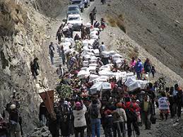 Resultado de imagen para fotos de entierros de niños con ataudes en la sierra peruana