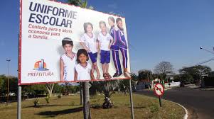 Resultado de imagem para IMAGENS DE CRIANÇAS USANDO UNIFORME ESCOLAR ESTRAGADO