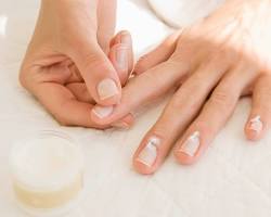 moisturizing nails