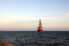 Cierra crudo estable, con el Brent en 100.58 dólares