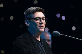 “Diga alguma coisa de esquerda!” Andy Burnham já é PM britânico e disse várias no primeiro discurso; Starmer sai “orgulhoso” com o mandato