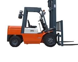 Önden motorlu forklift