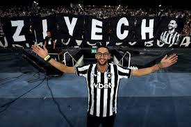 Novo reforço, Ziyech é apresentado no gramado e ganha bandeirão da torcida do Botafogo