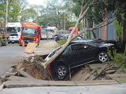 Vídeo: buraco se abre em estacionamento de Porto Alegre e danifica três carros