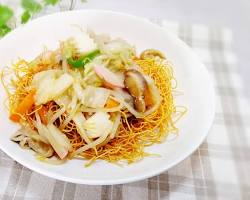 皿うどん（細麺） 例：パリパリの揚げ麺にあんかけがかかった写真の画像