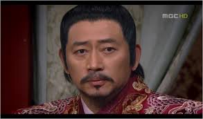 Afland de intoarcerea regelui la palat, sotia sa, regina Wan Hoo, se pregateste sa il intampine, ... - 125