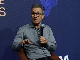 Zema volta a criticar Flávio Bolsonaro por relação com Vorcaro e diz que Bolsa Família 'forma geração de imprestáveis'